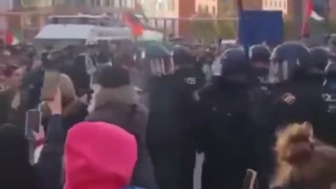 🚨 Absolute Mayhem with Pro Hamas Protesters and the German Police