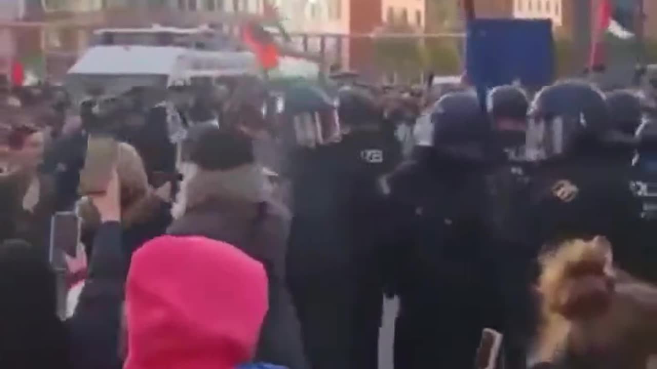 🚨 Absolute Mayhem with Pro Hamas Protesters and the German Police