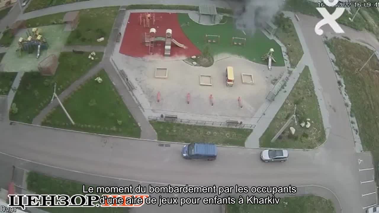Le moment du bombardement par les occupants d'une aire de jeux pour enfants à Kharkiv
