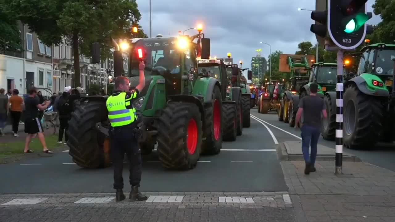 Mayor of Nijmegen: "No Dutch farmer will enter the city!" (Later that day...)