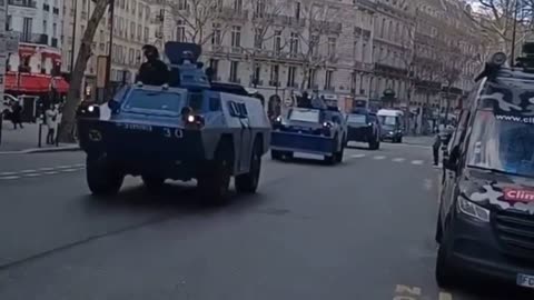 Dopo L'annuncio di Macron, arrivano mezzi blindati prima dell'arrivo del Convoy