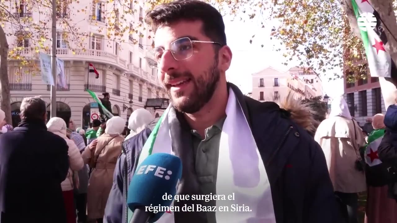 Cambian la bandera siria en la embajada de Madrid tras la caída del régimen de Bashar al Asad