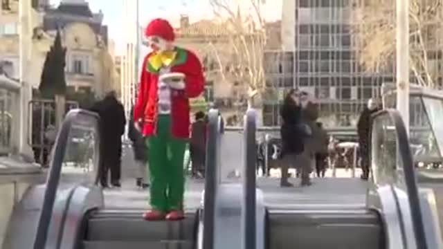 Funny Short Video Prank Escalator Lol !!