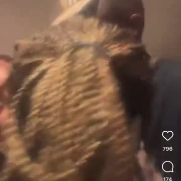 UThembinkosi Lorch ezonwabisa namantombazana amabini