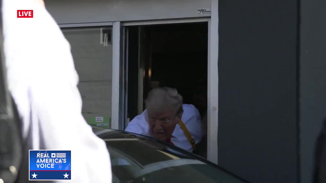 TRUMP WORKING AT MCDONALD'S!