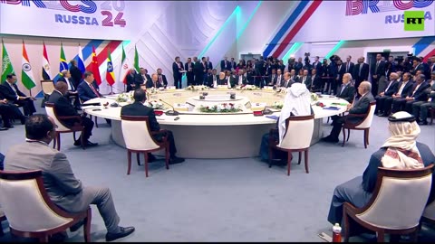 NOTIZIE DAL MONDO I Paesi BRICS uniscono paesi sovrani che la pensano allo stesso modo.Intervenendo al BRICS 2024, il Presidente Vladimir Putin ha sottolineato il fatto che i Paesi membri sono uniti da valori e visione del mondo.