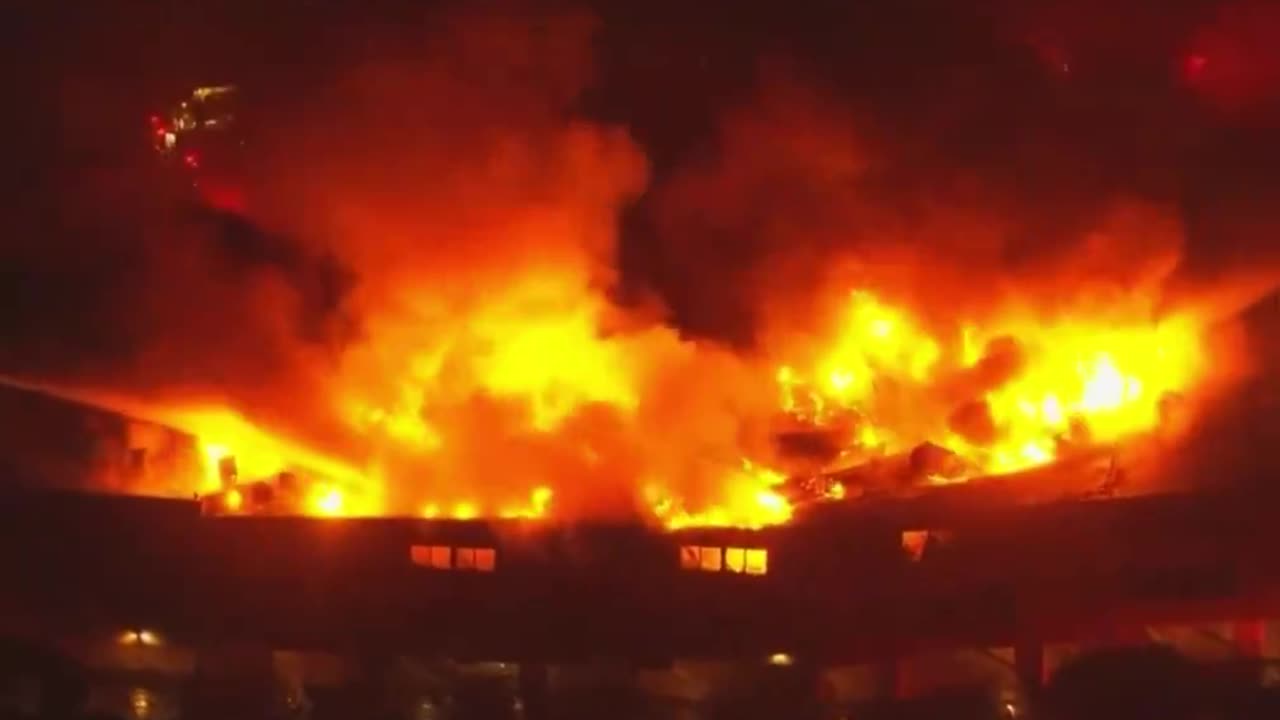 🚨#BREAKING: A massive fire at an apartment complex with transformers exploding Lomita | California