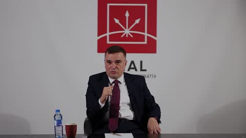 Dialoq kimə sərf etmir?