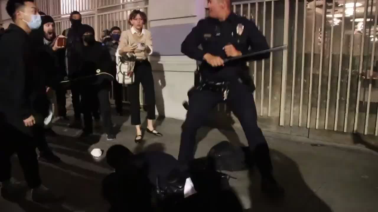 LAPD fights back pro-abortion protesters as the activists try to perform a de-arrest.