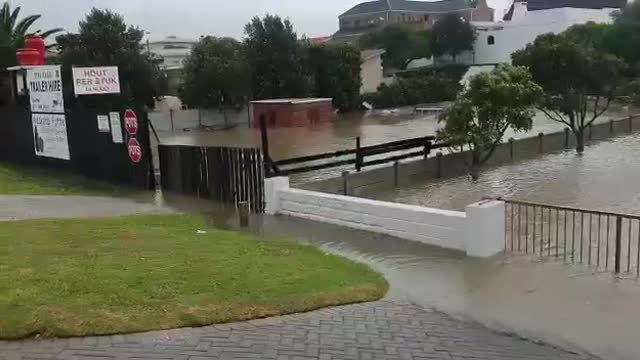 Water traps Struisbaai residents in their homes