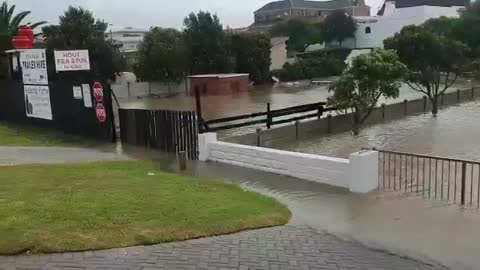 Water traps Struisbaai residents in their homes