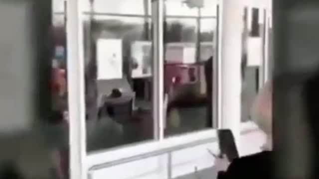 Passengers break out of quarantine! Do not be afraid to take a STAND!