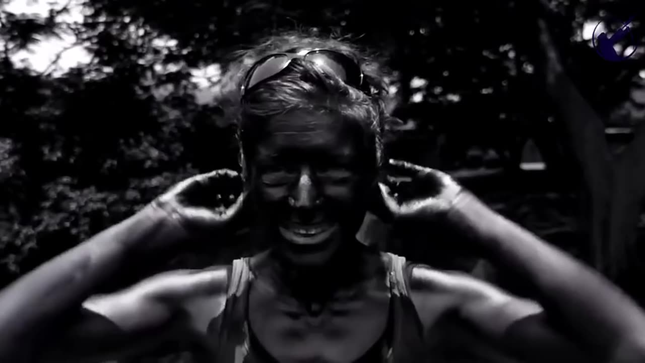 😱 A simple clip of what sunscreen looks like under a UV Camera