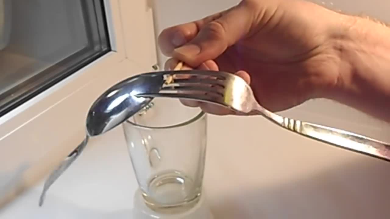 Bar trick - Defying Gravity While Balancing Fork&Spoon!! (Scientific Experiment)