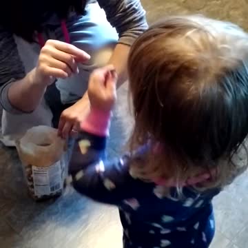 Niña descubre el placer del chocolate