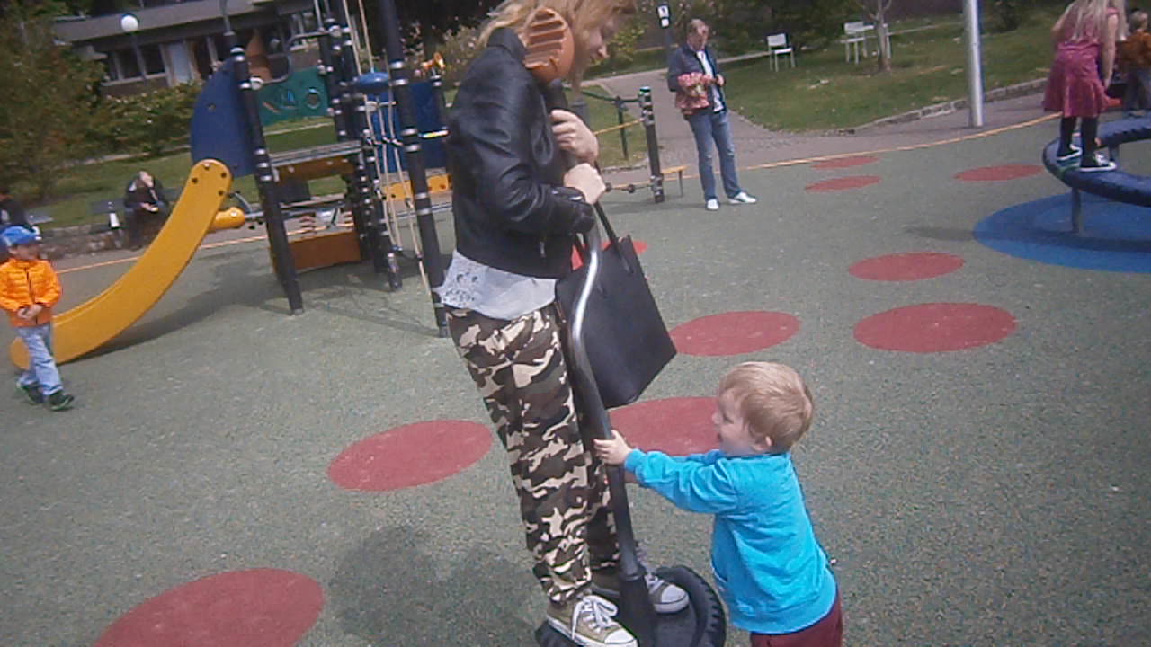 Lilly och Liam på lekplatsen i Stadsparken, Helsingborg 21 Maj 2016