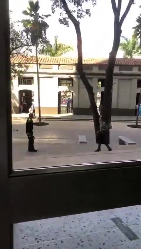 Hombre con machete enfrentó a policías en Palacio de Justicia de Medellín