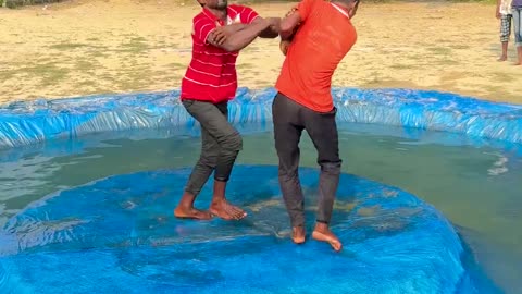 Thrilling Water Wrestling Challenge !