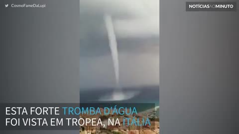 Enorme tromba d'água é filmada na costa da Itália