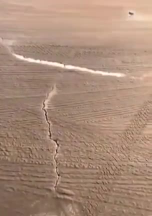 Cracks starting to appear after a landslide in Las Palma’s this afternoon