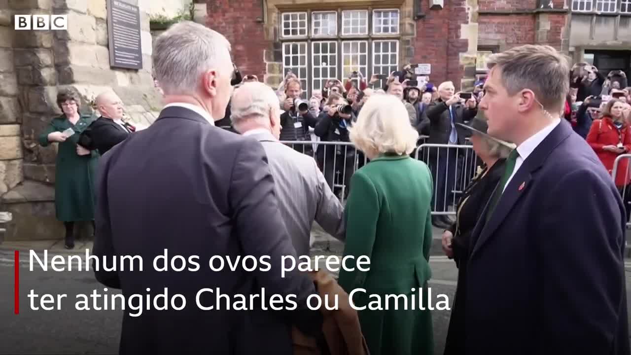 Manifestante atira ovos contra rei Charles