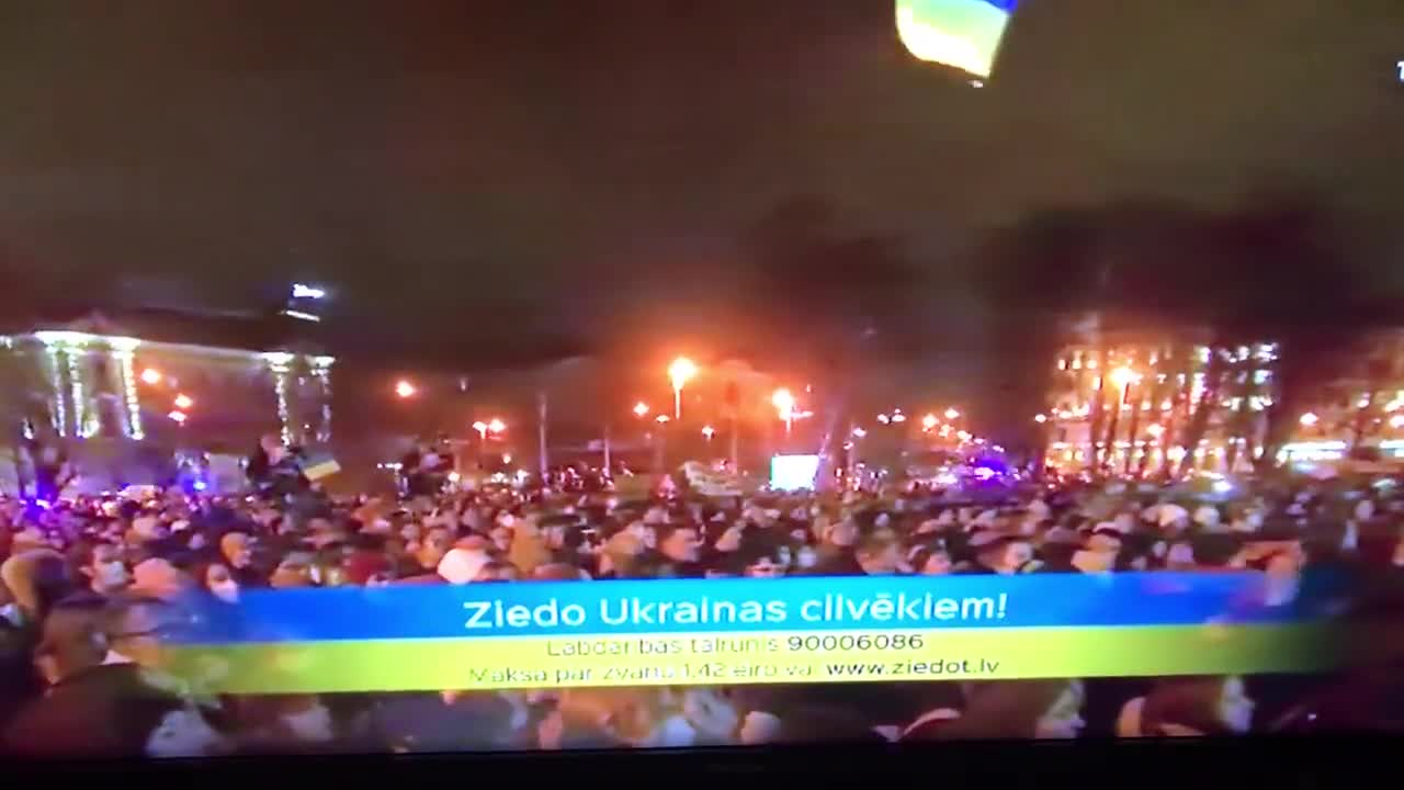 Latvians sing Ukrainian national anthem outside Russian embassy in Riga. ♥️🇺🇦