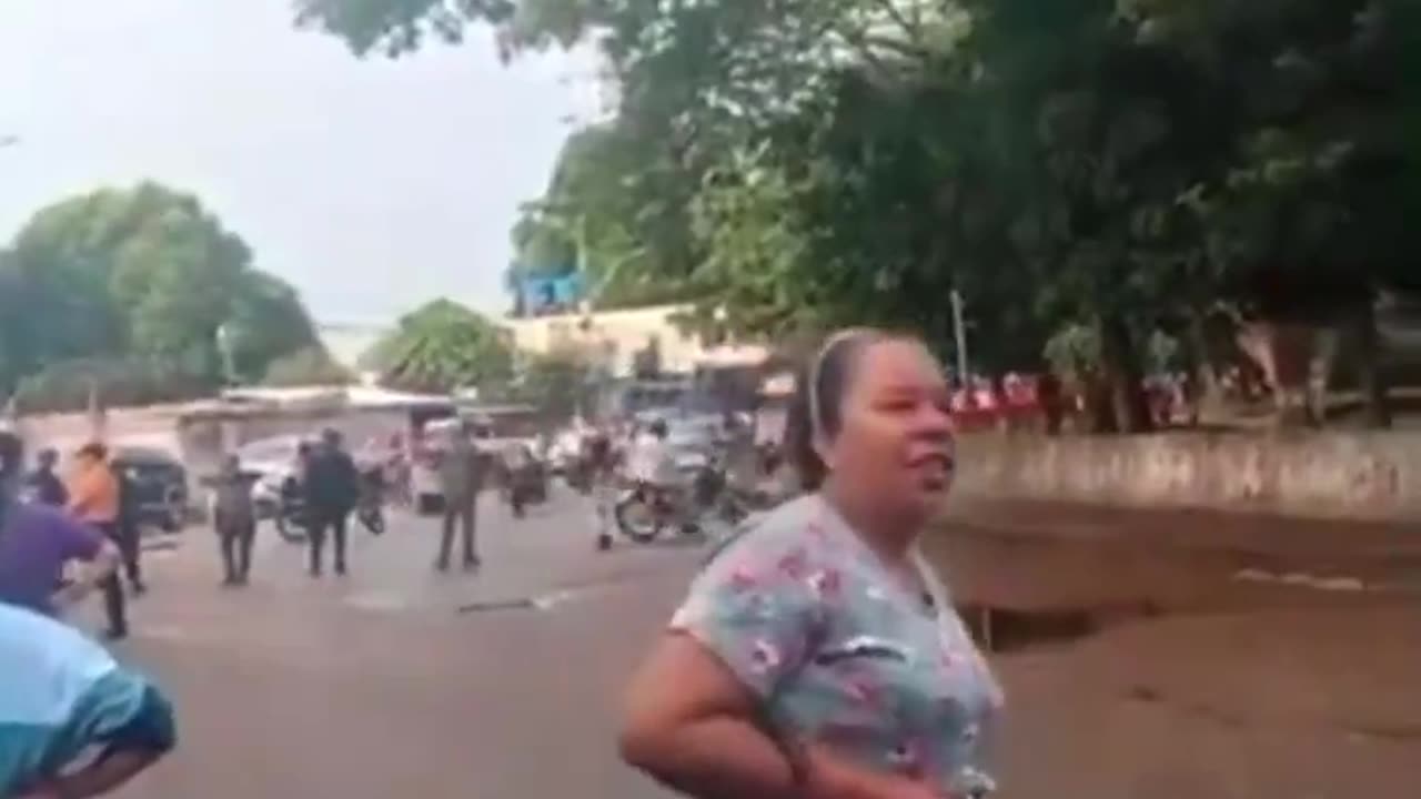 BREAKING Chavista groups surround the electoral center at Colegio Fray Buena