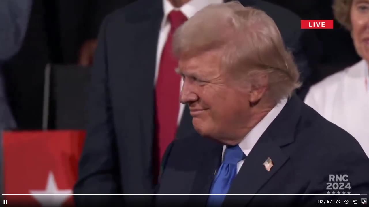 BREAKING: Toàn bộ RNC đã hoan hô và ca ngợi Chúa toàn năng vì đã cứu mạng Tổng thống Donald Trump.