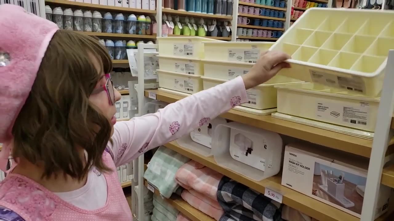 VIDEO MINISO AND MAKEUP
