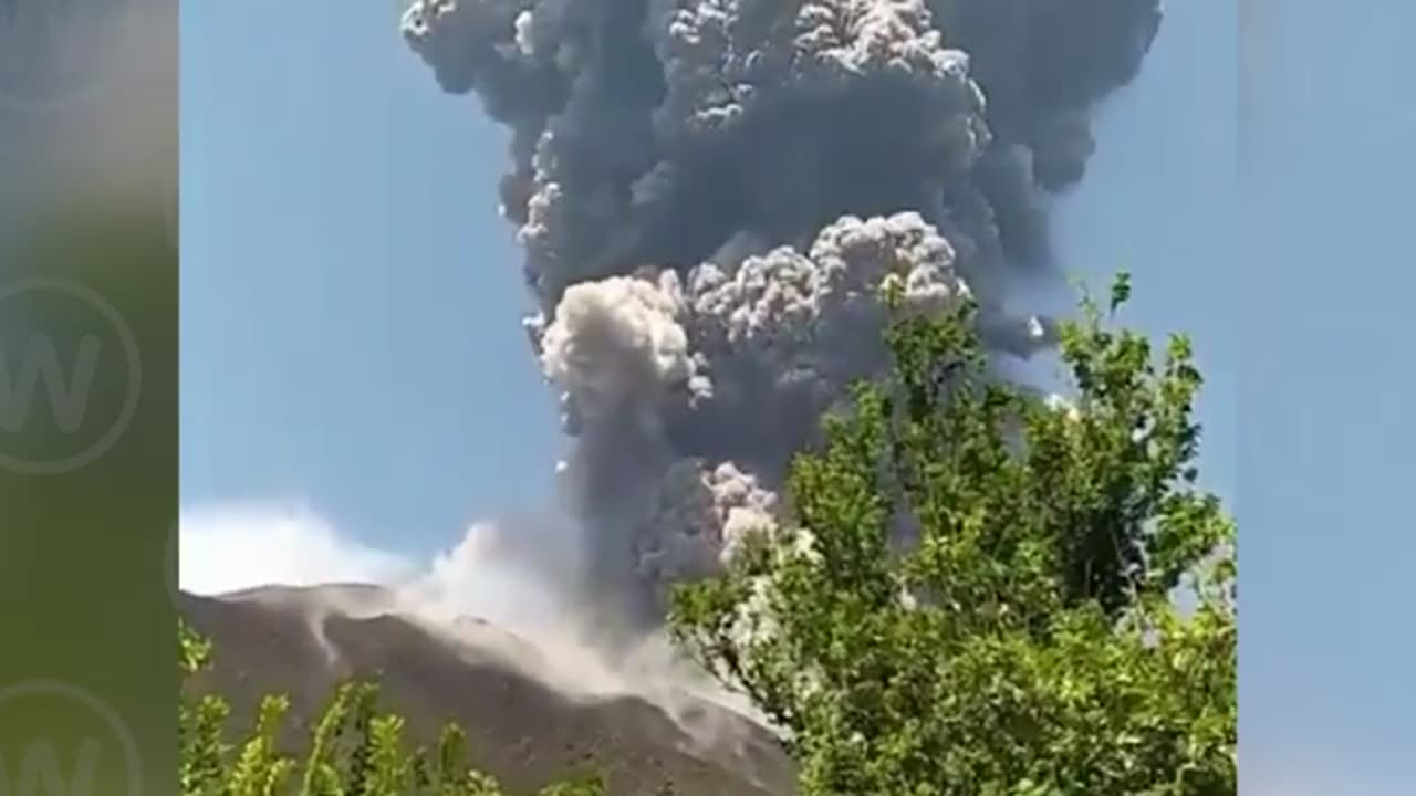 Mass Evacuation in Italy! Stromboli volcano eruption in Sicily, ash and lava everywhere