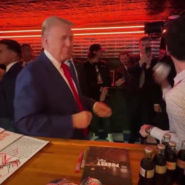 🍔 NEW: Trump Buys Burgers with Bitcoin at NYC Crypto Bar Before Long Island Rally!