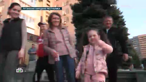 Obyvatelé Svetlodarsku nadšeně vítají ruské osvoboditele