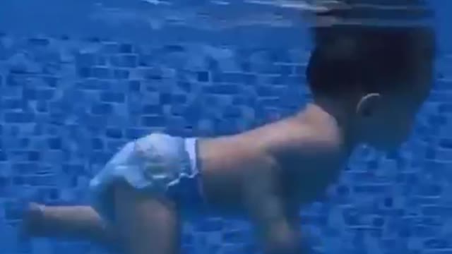 2 years baby caught on camera swimming under water | A lovely parent moment.