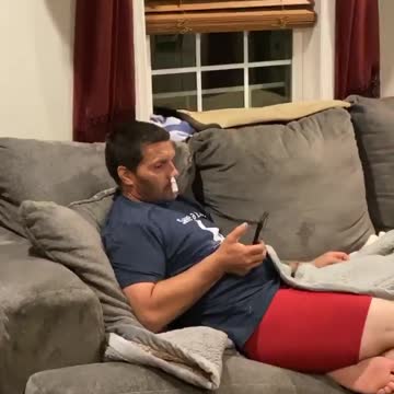 See what he put in his nose jajaj