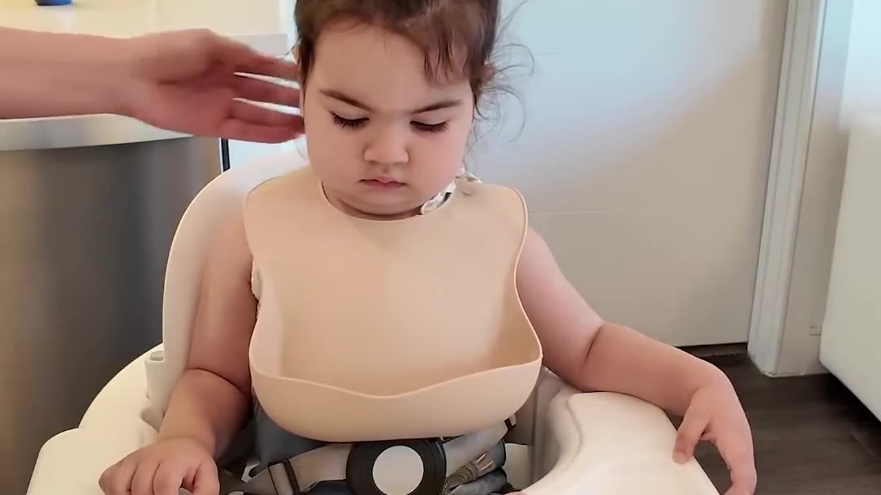 Cute kid reacts to Dad eating her food