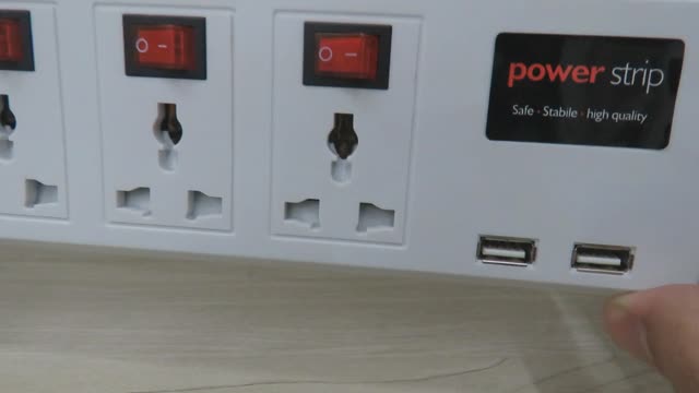 Filtro de Linha com 6 Tomadas Universais, 2 USB, e Interruptores Individuais