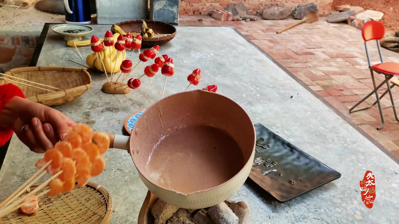 How to make candied haws /The most popular street food in China 中国街头最受人喜爱的小吃冰糖葫芦 超简单的冰糖葫芦做法