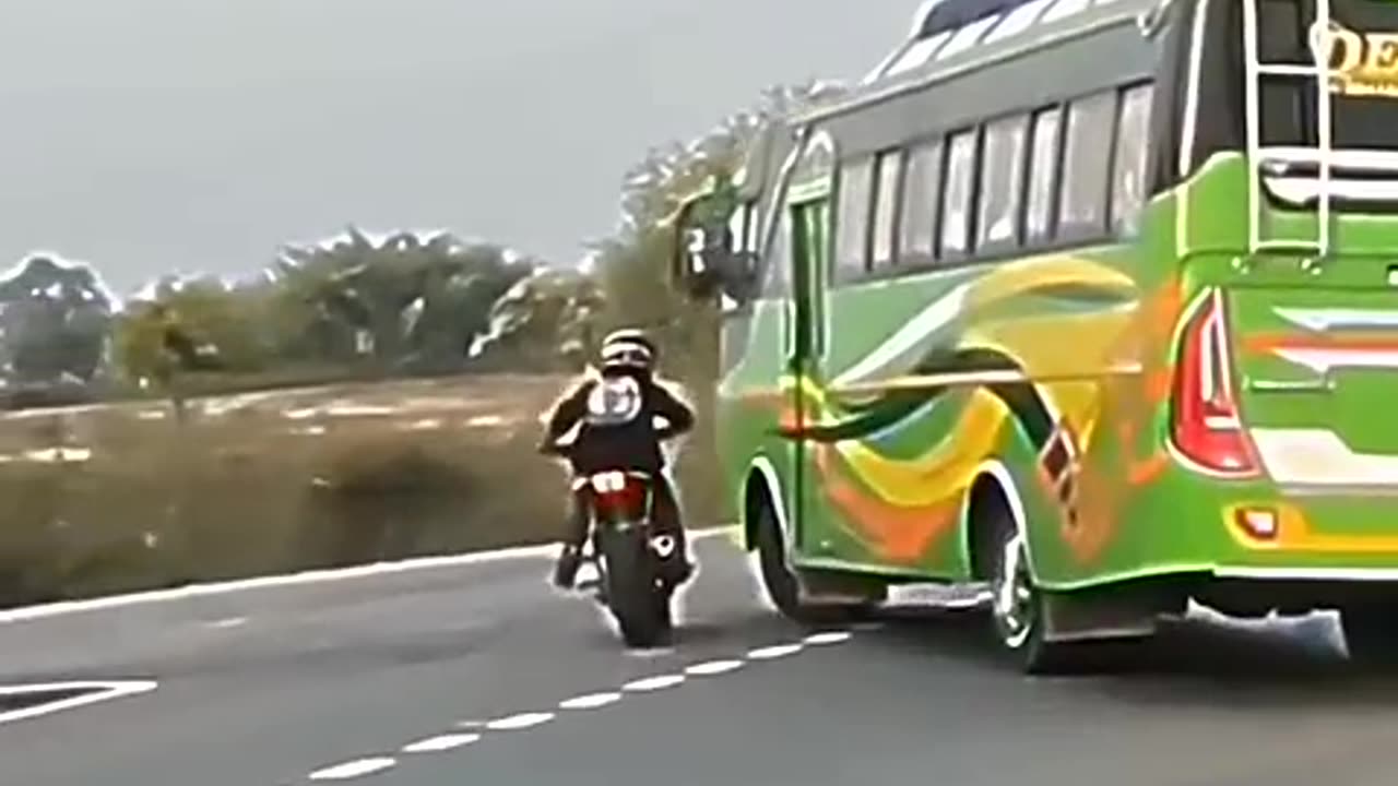 THIS MOTORCYCLE DRIVER ALMOST GETS CRUSH!!!