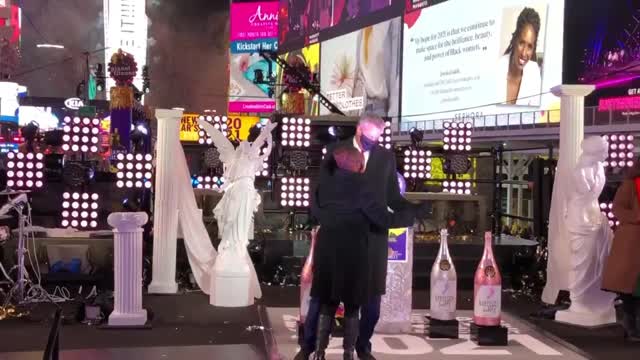 Mayor Bill De Blasio Dances In Time Square With Wife While Banning New Yorkers From Entering Area