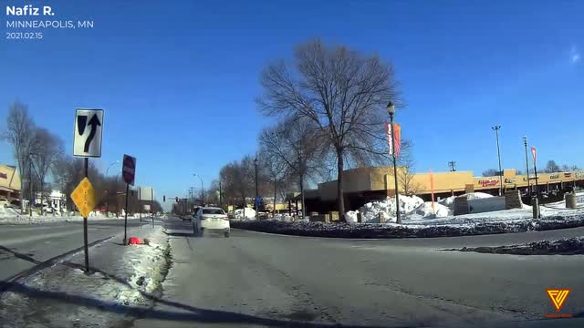 Crazy Driver Ran Red Light, Minneapolis 2021.02.15 — MINNEAPOLIS, MN