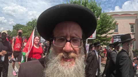 Rabbi Dovid Feldman and other Jews at the march "ARREST NETANYAHU" in Washington, DC.