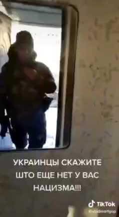 A Russian soldier enters the apartment of Ukrainian citizens, LOOK 👀