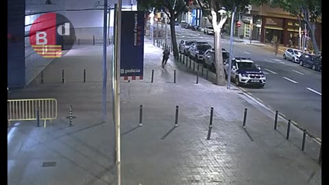 Después de agredir y robar a una persona, lo detienen al pasar por la comisaría de Les Corts