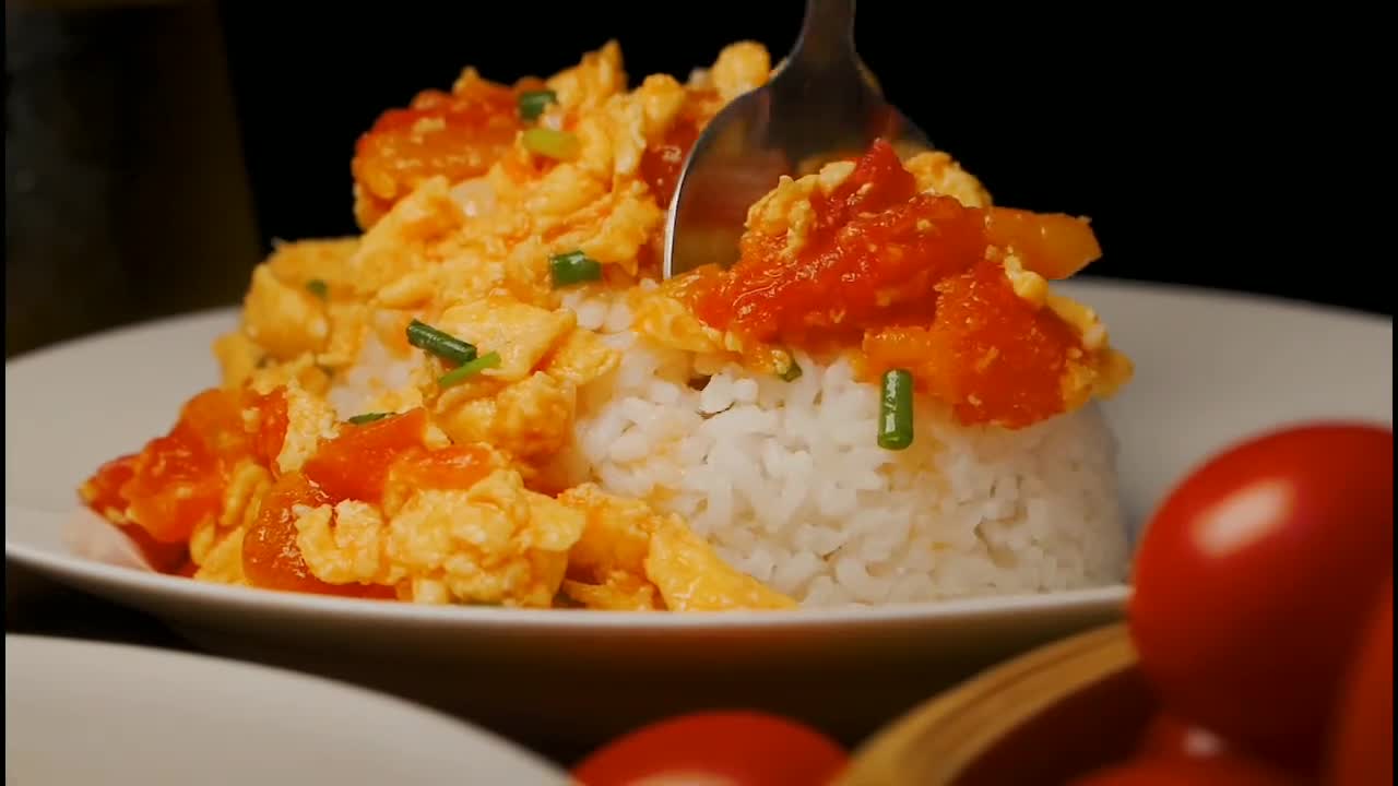 Scrambled eggs with tomatoes