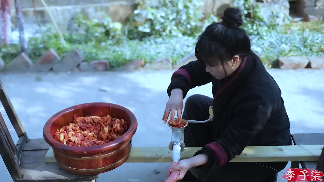 The different tastes of *steam dried meats make up new years atmosphere/腊味合蒸千滋百味方是年味 Liziqi