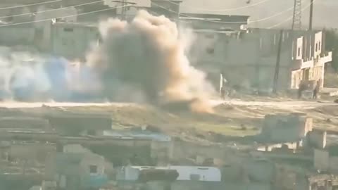 💥 ATGM strike on a retreating Syrian tank with infantry on its armor near Hama