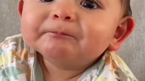 Bayi lucu mulai berbicara