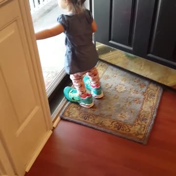 Pequeña lucha por caminar con las zapatillas de su mamá