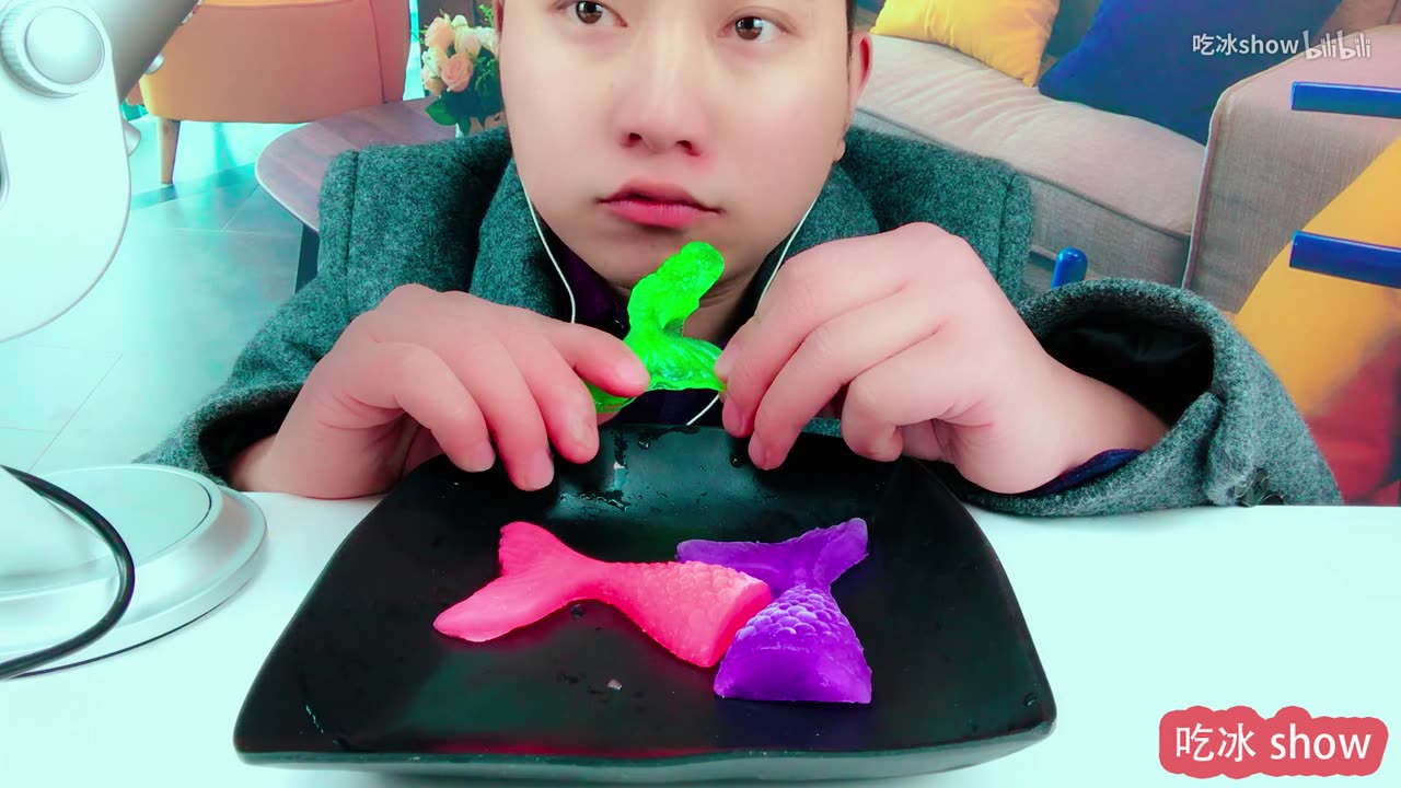 Eat “mermaid tail” frozen ice cubes and listen to the crunching sound!