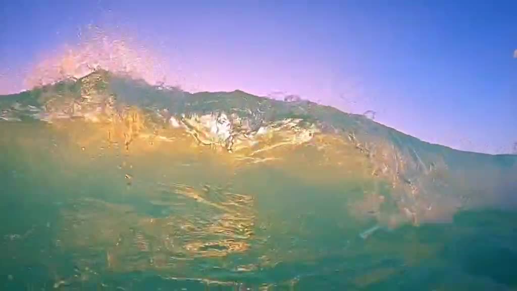 Feel the feeling of being hit by a huge wave together